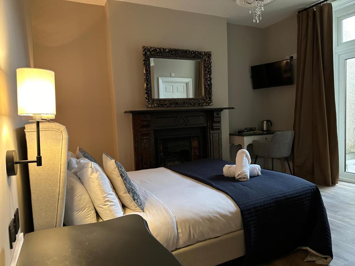 Number One Hundred Bed And Breakfast Кардиф Екстериор снимка