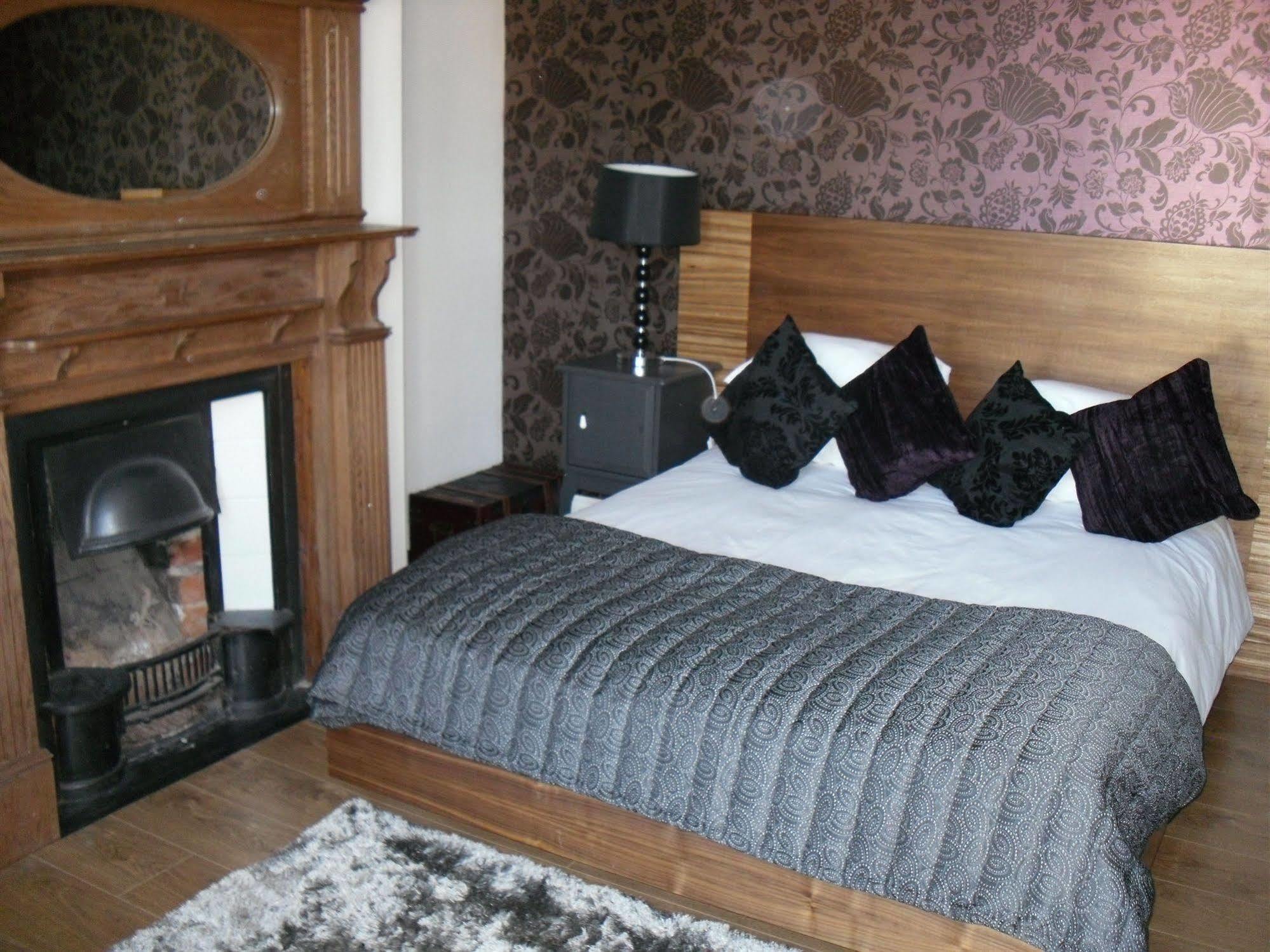 Number One Hundred Bed And Breakfast Кардиф Екстериор снимка