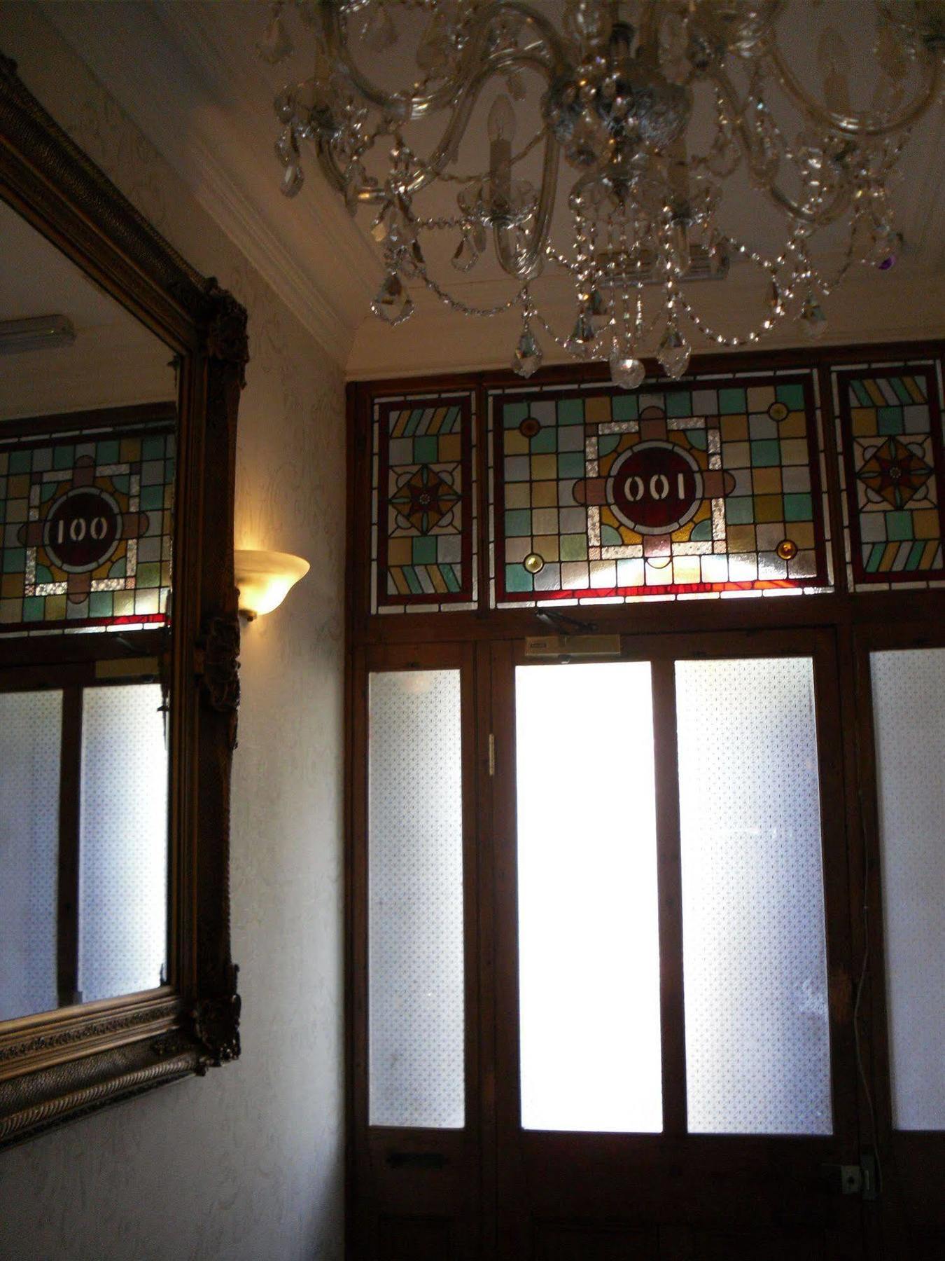 Number One Hundred Bed And Breakfast Кардиф Екстериор снимка